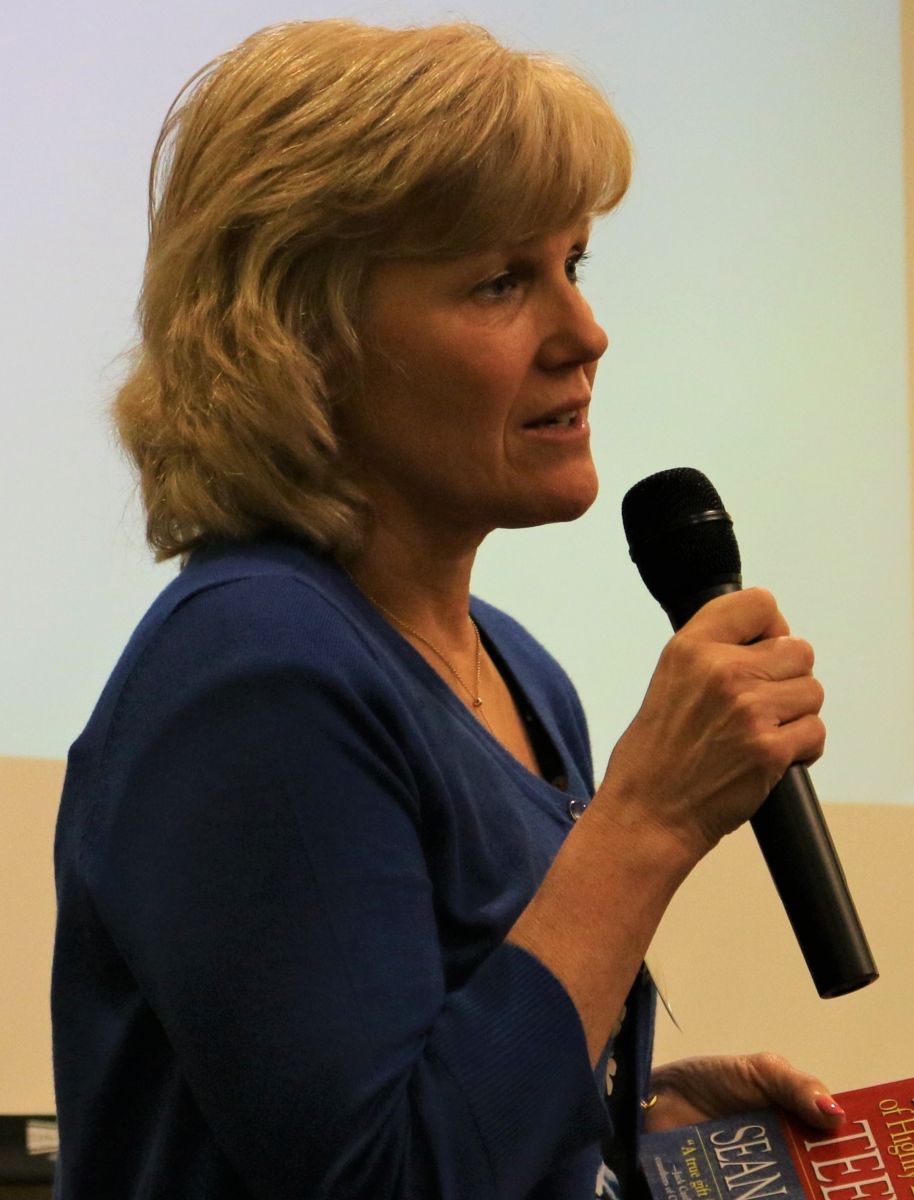 Speaker addressing her audience on HR challenges